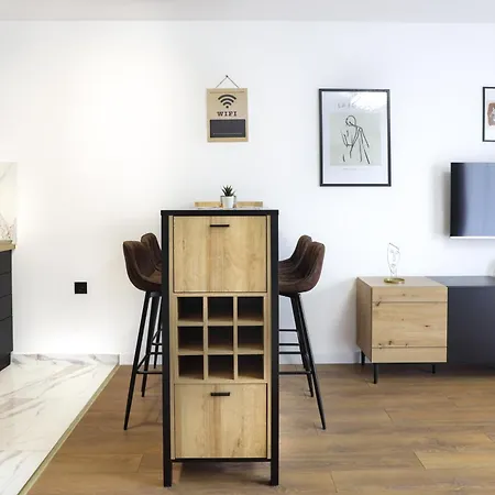 Tesla Sky アパート